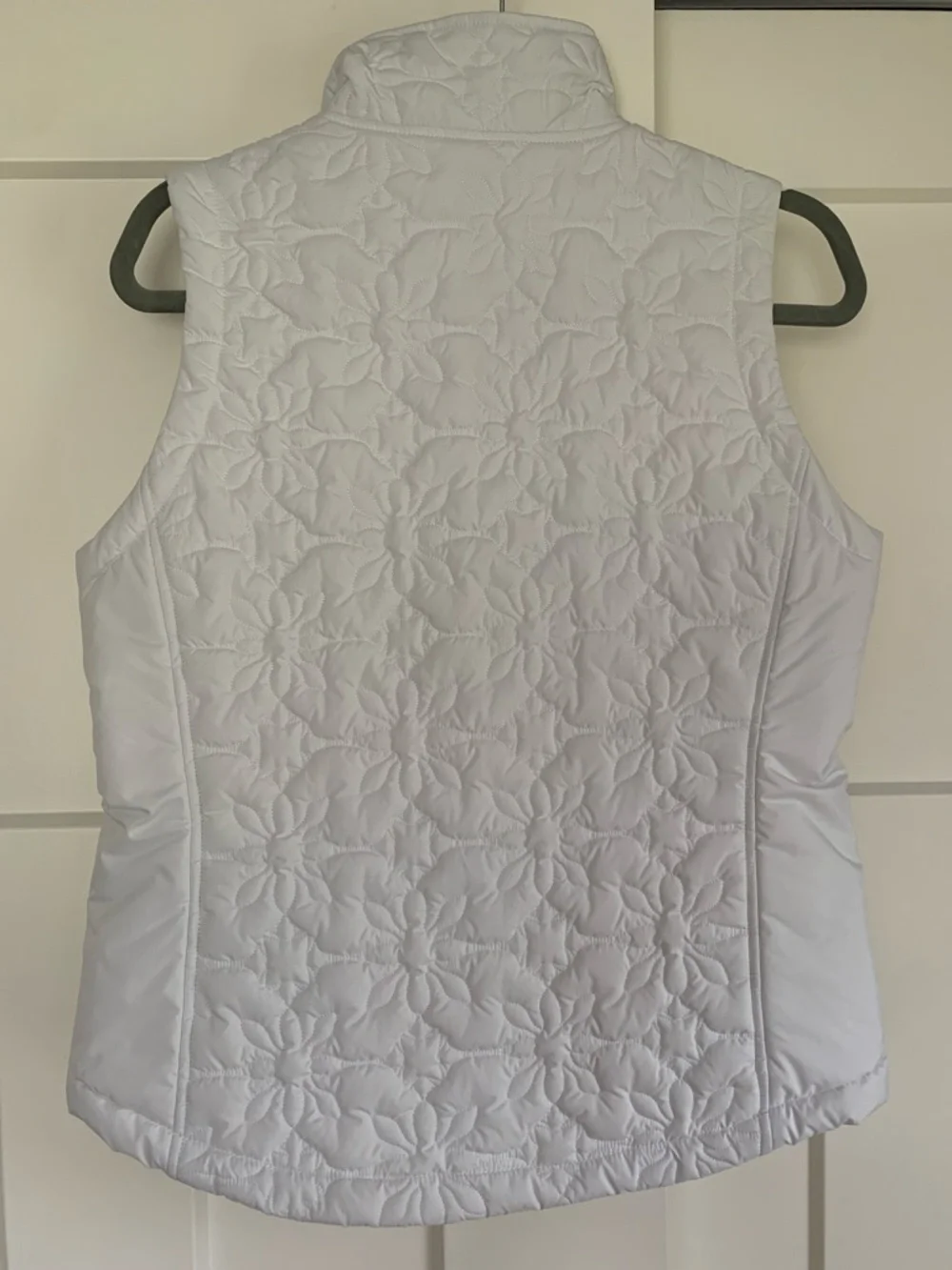 {Champion} White Quilted Floral Sleeveless Vest